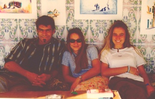 Stéphane, Géraldine et Mathilde au Maroc (Marrakech) - Décembre 1997